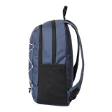 Mochila azul con detalles en negro y logo de New Balance en el frente. Tiene un compartimento principal con cierre, un bolsillo frontal con cierre y cordones elásticos cruzados. Las correas son acolchadas y ajustables.