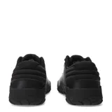 Championes urbanos Caterpillar modelo Hex +, color negro con detalles en amarillo. Confeccionados en cuero napa texturizado, cuentan con suela de goma robusta y cierre mediante cordones.