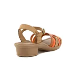 Sandalia de cuero con taco bajo, diseño de tiras cruzadas en colores ámbar y naranja, con cierre de hebilla ajustable en el tobillo.