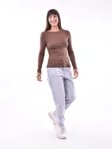 Remera marrón de mangas largas con cuello bote y corte ajustado.