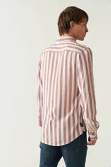 Camisa de mangas largas con estampado a rayas verticales en tonos verde oliva, blanco y azul. Corte regular y logo bordado en el pecho. Confeccionada en viscosa.