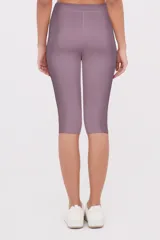 Calza tipo pescadora de tiro medio, confeccionada en tejido sintético con ajuste al cuerpo.