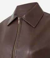 Campera de cuero sintético color marrón oscuro, con cuello clásico, cierre frontal metálico, dos bolsillos frontales amplios con solapa y ruedo con elástico.