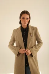 Tapado largo de paño en color beige, con solapas clásicas, cierre frontal de dos botones y corte recto estructurado.