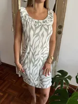 Vestido corto con estampado abstracto en tonos verde y blanco, con cuello redondo con volados y sin mangas.