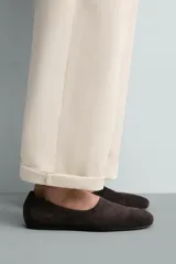 Mocasín casual para hombre, confeccionado en piel con acabado en serraje de color marrón oscuro, con diseño de horma redonda y suela ultrafina.