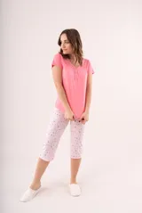 Pijama de dos piezas color coral, compuesto por una remera de manga corta con botones y un pantalón capri estampado con flores.