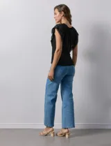 Blusa blanca de algodón y modal, marca Catherine Malandrino, con cuello redondo y mangas cortas con apliques de crochet.