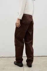 Pantalón de gabardina con corte barrel, diseño holgado y tiro medio. Cuenta con cierre frontal y bolsillos laterales.