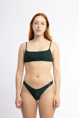 Top de bikini verde oscuro con escote recto, relleno y breteles elásticos. Presenta una textura de hojas en relieve y cierre con broche metálico en la espalda.