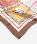 Pañuelo cuadrado de satén con estampado de motivos playeros en tonos rosados, marrones y blancos.