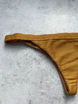 Bombacha colaless color dorado.