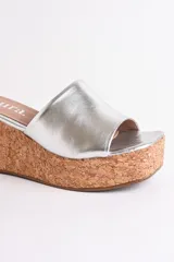 Sandalia dorada con plataforma de corcho, taco de 6.5 cm y plantilla cuadrada.