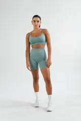 Short deportivo color verde agua, de tiro alto y corte ajustado, con frunce en la parte trasera.