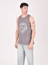 Musculosa blanca con estampa frontal de un esqueleto surfeando y la frase 'Let's go surfing'.