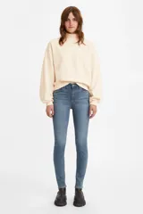 Jean de tiro alto color azul medio, corte skinny.