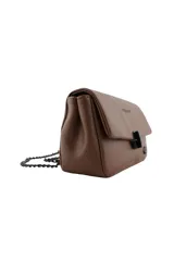 Cartera tipo bandolera de color camel, con solapa frontal, cierre magnético circular negro y detalle de aplique metálico en forma de labios. Incluye correa de cadena metálica negra.