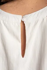 Top de viscosa y poliamida color blanco, con cuello halter y detalles de inserciones de encaje transparente formando una equis en el frente.