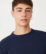 Buzo negro de algodón con cuello redondo y mangas largas.