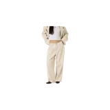 Pantalón sastrero de corte recto y holgado, color beige arena, con pinzas frontales y trabillas para cinturón.