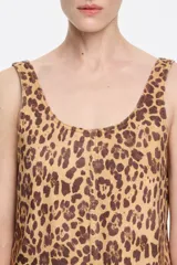 Mono de denim con estampado de leopardo, corte recto y largo hasta el tobillo. Presenta escote redondo pronunciado tanto en el frente como en la espalda, y tirantes anchos.