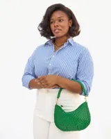 Bandolera verde de cuero tejido con correa de hombro ajustable y cierre de cremallera.