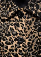 Abrigo largo de corte recto con estampado de leopardo, cuello camisero, cierre frontal con botones y bolsillos laterales. Cuenta con forro interior y manga larga.