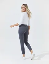 Pantalón jogger de algodón estampado, marca Royalty Collection. Tiene pretina elastizada con lazo de ajuste, bolsillos inclinados en la parte delantera, bolsillos aplicados en la parte trasera y ruedo desflecado.