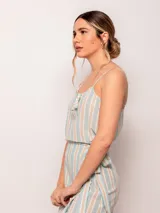 Top de algodón con estampa de rayas verticales en azul, blanco y rojo, con tirantes finos regulables y detalle de nudo en el escote.