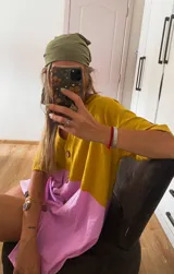 Camisola oversize verde y rosa confeccionada en tusor de algodón con botones de coco.