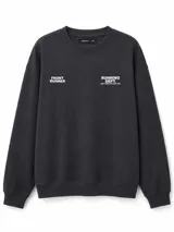 Buzo negro de cuello redondo con estampado tipográfico blanco en el pecho y diseño de mangas largas.