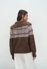 Campera tejida de punto con cierre frontal completo, cuello alto y diseño de patrón nórdico en la parte superior. Presenta puños y ruedo acanalados.