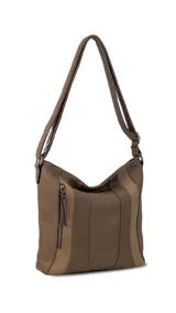 Cartera bandolera color marrón con detalles en gamuza. Tiene correa regulable, cierre metálico frontal y trasero, y división interna.