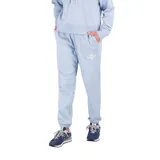 Pantalón de jogging celeste de felpa francesa, con cintura alta, corte holgado, bolsillos laterales y logo de New Balance estampado en blanco.