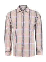Camisa de manga larga con diseño de cuadros tartán en tonos beige, rosado y azul. Presenta cuello clásico, cierre frontal con botones, puños abotonados y un bolsillo en el pecho con el logo de la marca bordado.
