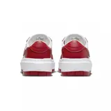 Championes Nike Air Jordan 1 Elevate Low, con diseño de plataforma, combinando cuero blanco y rojo. Presenta el icónico logo Swoosh en el lateral y una suela de goma gruesa en color blanco con base roja.