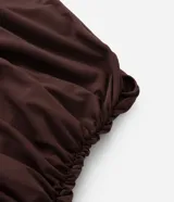 Vestido midi marrón de poliéster y elastano, con un solo hombro y fruncido lateral.