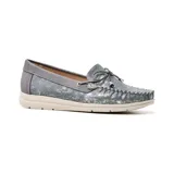 Zapato casual Korium color beige con detalles dorados, estilo mocasín con cordones decorativos y plantilla de cuero.