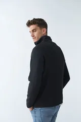 Campera negra tejida bondeada para hombre, con fit regular, logo estampado, cremallera entera y bolsillos con cierre.