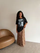 Remeron de algodón color negro, de corte oversize y manga corta. Presenta un estampado gráfico frontal con dos gatos y la leyenda 'morning person vs not a morning person'.