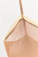 Top de punto fino color tostado con tirantes finos, escote en pico y detalle de encaje a contraste en el escote.