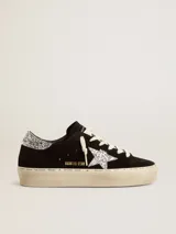 Zapatillas Golden Goose modelo Hi Star, de color negro con plataforma, confeccionadas en gamuza con detalles de glitter plateado en la estrella lateral y el talón.