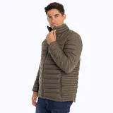 Campera puffer color verde musgo, con cuello alto, cierre frontal con cremallera, bolsillos laterales con cierre y bolsillo en el pecho con cierre.
