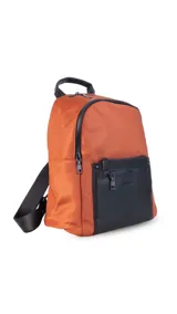 Mochila urbana de diseño combinado, confeccionada en tela resistente con bolsillo frontal y detalles en cuero sintético. Cuenta con compartimento principal con cierre y correas ajustables.