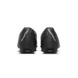 Championes de fútbol Nike Phantom GX 2 Academy FG, con capellada blanca y detalles en negro. Presentan el logo de Nike en dorado y cordones blancos. Ideales para superficies naturales y sintéticas.