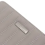 Billetera gris de símil cuero con cierre y múltiples compartimentos internos.