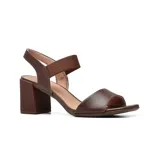 Sandalia de taco alto Usaflex modelo Darlene, confeccionada en cuero color plateado, con tira frontal ancha y tira elástica en el empeine para mayor sujeción.