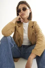 Lentes de sol con armazón metálico plateado y diseño hexagonal. Cuentan con protección UV400 y patillas con el logo de la marca grabado.