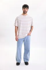 Pantalón jean de corte recto en color azul medio, con diseño clásico de cinco bolsillos y cierre frontal con botón y cremallera.