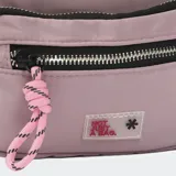 Bandolera rectangular color lila con correa larga negra regulable. Tiene un bolsillo frontal con cierre y detalle de cordón rosa y blanco.